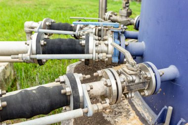 Boruları, vanaları ve dışarıdaki bağlantıları olan endüstriyel içme suyu sistemi..