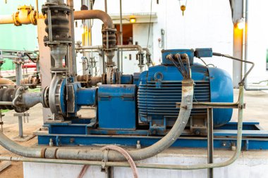 Su veya sıvı taşımacılığı için boruları ve motoru olan endüstriyel mavi pompa sistemi