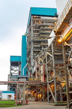 Çeşitli boru hatları, yürüme yolları ve ekipmanları olan karmaşık endüstriyel bitki yapısı.