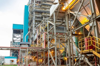 Elektrik santrali, boruları ve ekipman yapıları olan karmaşık metal altyapısını gösteriyor