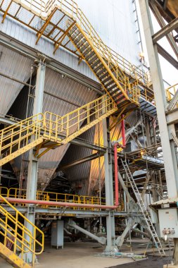 Endüstriyel kompleks dış yüzeyde metal yapılar, merdiven ve erişilebilirlik platformları sergileniyor.