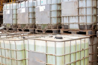 Sıvı depolama sistemleri kavramını gösteren orta büyüklükteki konteynırlar.