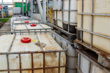 Endüstriyel plastik konteynırlar, depolama tesisi, metal kafeslerin içinde, açık havada gemiler..