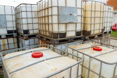 IBC 'nin sıvı nakli için metal kafeslerle dolu sanayi konteynırları deposu