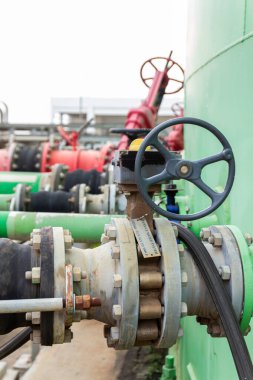 Vanaları, boruları, flansları ve cıvataları olan endüstriyel su sistemi sıvı taşır