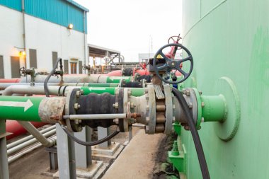 Endüstriyel fabrikadaki boru, valf ve akvaryum su ve petrol boru hattı sistemini gösteriyor