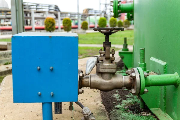 Endüstriyel boru hattı valf montajı mavi kutu ve yeşil tanklar karmaşık ayarlarda