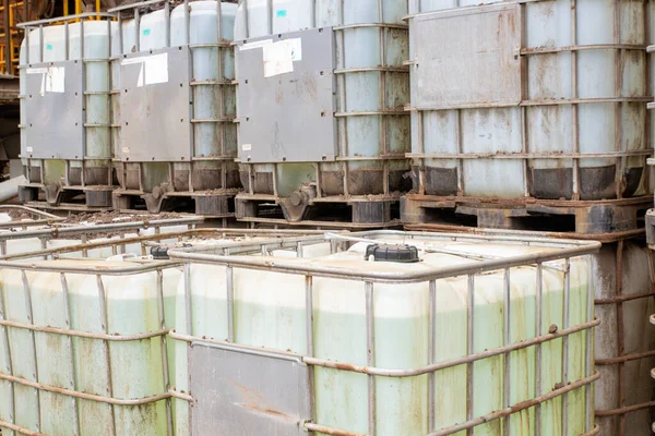 Sıvı depolama sistemleri kavramını gösteren orta büyüklükteki konteynırlar.