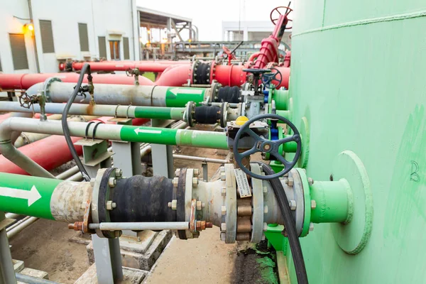 Kapakçıklı renkli endüstriyel borulardan oluşan bir ağ hayati kaynakları açık havada etkili bir şekilde taşır..