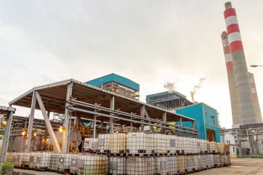 Endüstriyel kompleks dış yüzey, elektrik santralini hava kararınca tanklarla ve bacalarla donatıyor..