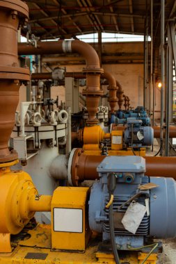 Endüstriyel pompalar ve borular, renkli makine dairesi olan mekanik sistem tasarımı sergileniyor.