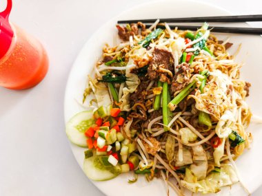 Lezzetli kızarmış şehriye, sığır eti, taze sebze ve canlı rengarenk salata..