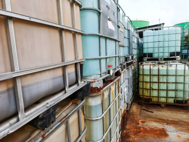 Sıvı depolama, taşımacılık, kimyasal işleme ve depolama için lojistik bir alanda sanayi ara konteynırları, ham tedarik zincirinin karmaşık yönetimini temsil eden