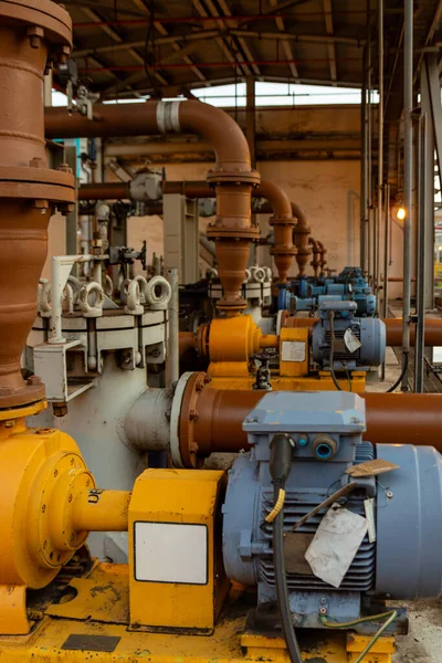 Endüstriyel pompalar ve borular, renkli makine dairesi olan mekanik sistem tasarımı sergileniyor.