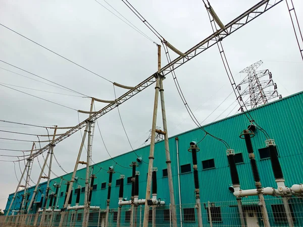 Bu görüntü, elektrik iletimi ve dağıtımı için hayati önem taşıyan yüksek voltajlı bir elektrik santralini gösteriyor. Elektrik hatları ve elektrik ekipmanlarından oluşan karmaşık ağ,