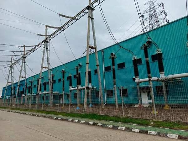 Yüksek voltajlı bir elektrik santralinin dış çekimi. Endüstriyel ekipman, trafolar, şalter ve bir güç dağıtım ağı. Bu endüstriyel tesiste...