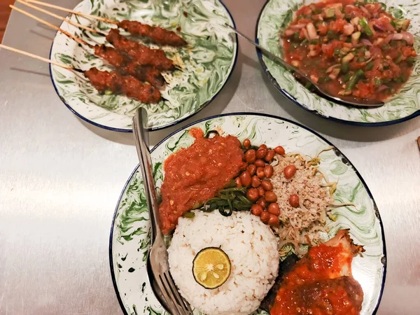 Endonezya yemeklerinde Nasi Campur, çeşitli mezelerle karışık pirinç yemeği ve lezzetli satay şişleri bulunur. Bu aşçılık deneyimi duyular için bir ziyafet.,