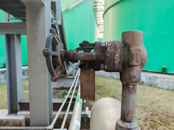 Bu yakın çekim endüstriyel altyapının özünü bir tesiste yıpranmış kapakçık ve boru sistemi ile yakalıyor. Görüntü pasın dokusunu ve yaşlanma sürecini vurgular