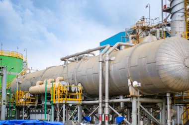 Endüstriyel enerji santralindeki su tankı ve çok etkili tuz arıtma tesisi (MED). Termal teknoloji deniz suyundan su üretmek için buhar kullanır.