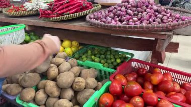 Taze Organik Sebzeler ve Meyvelerin Sergilendiği Piyasa Duraklaması Çeşitli İçindekilerle Dolu Sepetten Küçük Yeşil Lime Seçen Bir Kişi