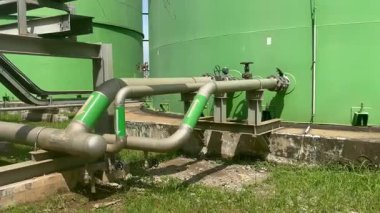 Yeşil Depolama Tankları ve Bağlantılı Enerji ve Kimyasal İşleme Sistemleri Endüstriyel Altyapı