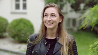 Uzun sarı saçlı güzel bir genç kadın sırıtıyor..