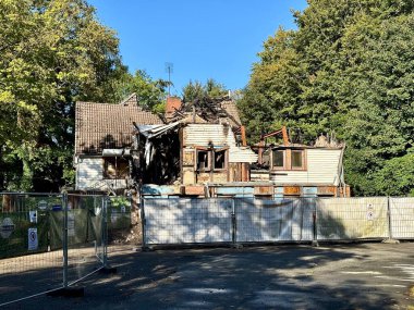 Almanya 'da bir parkta yanmış bir restoranın fotoğrafı.