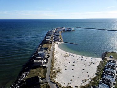 Almanya 'daki Olpenitz yarımadasının yukarısından insansız hava aracı fotoğrafı.
