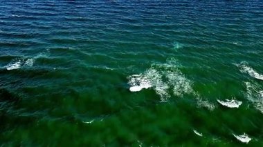 Almanya 'nın Olpenitz şehrinde Baltık Denizi' ni turkuaz suyla gösteren bir insansız hava aracı videosu