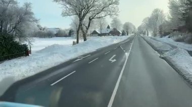 Kışın Almanya 'da kamyon sürerken çekilmiş bir video.