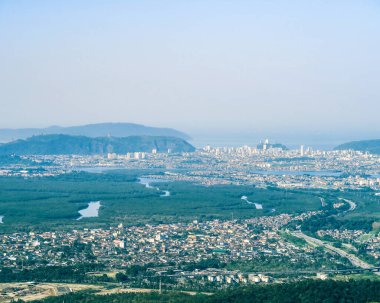 Brezilya 'nın So Paulo kentindeki Cubato ve Santos şehirlerinin panoramik manzarası. Dağlar, nehirler ve açık gökyüzü altında kıyı manzarasıyla Estrada Velha de Santos' tan görülüyor.