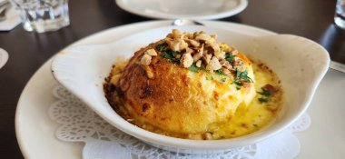 Fındık ve otlarla süslenmiş lezzetli bir peynirli sufle..