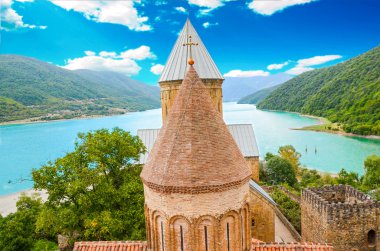 Eski Ortodoks Manastırı karmaşık Ananuri, Jinvali su haznesi, dağlar ve mavi gökyüzü arka plan. Gürcistan