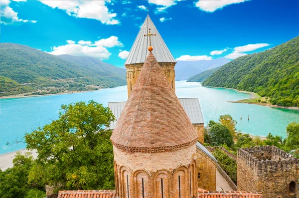 Ősi ortodox kolostor komplex Ananuri, a Jinvali víz tartály, a hegyek és a kék ég háttér. Grúzia — Stock Fotó