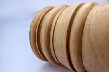 Geleneksel mutfak malzemeleri, el yapımı ahşap havan topu beyaz arka planda izole edilmiş..