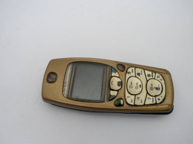 Beyaz arkaplanda izole edilmiş eski cep telefonu