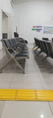 Tren istasyonundaki boş bankların fotoğrafı, toplu taşıma alanında sakin bir anı yakalamak ve günlük banliyö hayatı..