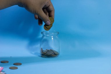 Bir kavanoza bozuk para, konsept yatırım, tasarruf ve bağış koymak