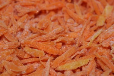 Canlı turuncu renkte kıpkırmızı havuçlarla kaplanmış makro yakın plan çekimleri, dondurulmuş olduklarını gösteriyor..