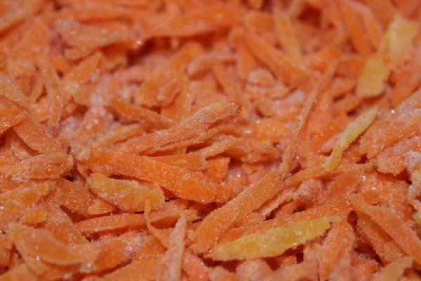 Canlı turuncu renkte kıpkırmızı havuçlarla kaplanmış makro yakın plan çekimleri, dondurulmuş olduklarını gösteriyor..