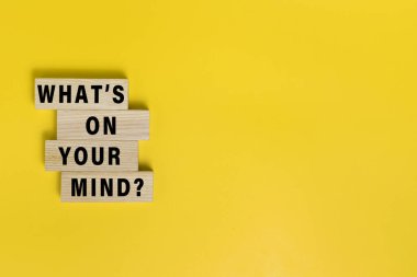 Tahta bloklardaki sözler sarı arka planda izole edilmiş. Boşluğu kopyala