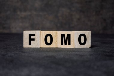 Fomo sembolü ya da karanlık arkaplanda tahta bloklardaki metni kaçırmanın korkusu
