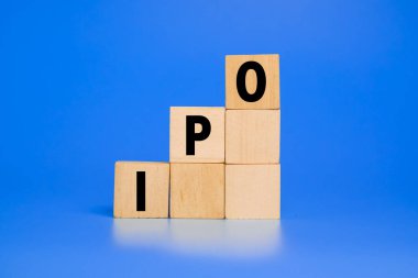 Halka arz metni ya da ilk halka açık kelimeler mavi arkaplan kopyalama boşluğunda izole edilmiş tahta bloklar