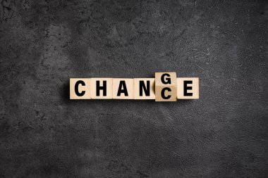 Tahta blokları değişiklikle değiştir ve şans kelimelerini koyu arkaplanda izole et