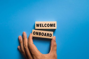 Mavi arkaplanda izole edilmiş tahta bloklar üzerine güvertedeki sözcük metnine hoş geldiniz