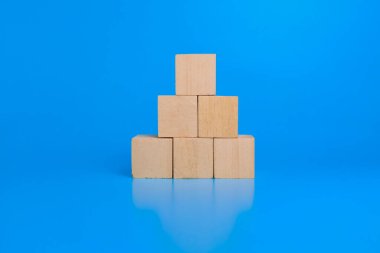 mavi arkaplanda izole edilmiş piramit tahta blokları