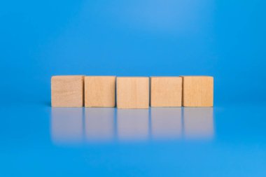 Merkezde daha yakın tahta blokları olan boş tahta bloklar mavi arkaplanda izole edilmiş.