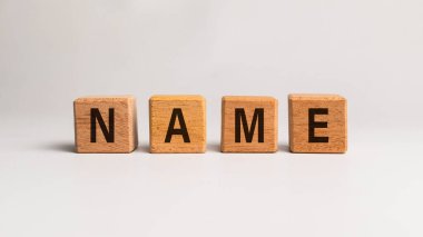 Beyaz arkaplanda tahta blok üzerinde isim sözcük metni