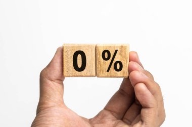 Beyaz arka planda% 0 sembolü olan tahta blokları tutan mal el. Boşluğu kopyala