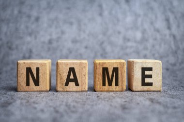 Gri arkaplanda tahta blokta kelime metni say